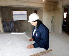 10-06-13 - Sandra Pivatto ex-aluna do curso de edificações  CEEP Curitiba, atualmente trabalha como supervisora de obras num edificio no Bairro Boa Vista.