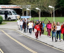 12-06-13 - Alunos dos Colégios Estaduais visitam a Vila da Cidadania na cidade de Piraquara, Cidade Mirim.
