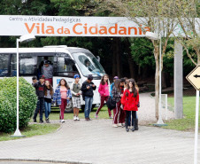 12-06-13 - Alunos dos Colégios Estaduais visitam a Vila da Cidadania na cidade de Piraquara, Cidade Mirim.