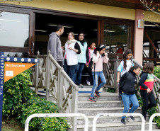 12-06-13 - Alunos dos Colégios Estaduais visitam a Vila da Cidadania na cidade de Piraquara, Cidade Mirim.