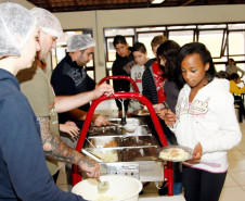 12-06-13 - Alunos dos Colégios Estaduais visitam a Vila da Cidadania na cidade de Piraquara, Cidade Mirim, na foto alunos no refeitório almoçando.
