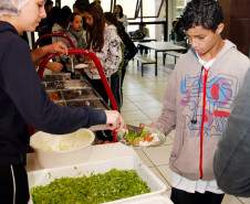 12-06-13 - Alunos dos Colégios Estaduais visitam a Vila da Cidadania na cidade de Piraquara, Cidade Mirim, na foto alunos no refeitório almoçando.