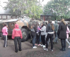Alunos visitam quartel em Francisco Beltrão