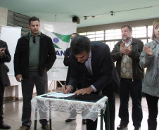 O governador Beto Richa assinou nesta segunda-feira (17), em Curitiba, a ordem de serviço para a ampliação da Escola Estadual Padre João Wislinski. <br />
<br />
Veja mais fotos em: <a href=" http://www.flickr.com/photos/flavioarns/sets/72157634179153590/" target="_blank"> http://www.flickr.com/photos/flavioarns </a>