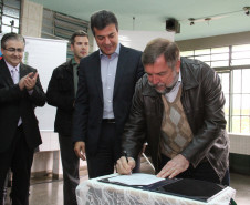 O governador Beto Richa assinou nesta segunda-feira (17), em Curitiba, a ordem de serviço para a ampliação da Escola Estadual Padre João Wislinski. <br />
<br />
Veja mais fotos em: <a href=" http://www.flickr.com/photos/flavioarns/sets/72157634179153590/" target="_blank"> http://www.flickr.com/photos/flavioarns </a>