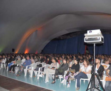 A Secretaria de Estado da Educação (SEED) promove até quinta-feira (06) o 2º Encontro Estadual de Educação LGBT (gays, lésbicas, bissexuais, transexuais e travestis), em Pontal do Paraná. Participam cerca de 500 professores, pedagogos e funcionários da rede pública estadual. O evento discute propostas para enfrentar nas escolas a discriminação e o preconceito que envolvem o tema.