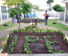 20-06-13 - Colegio Estadual Ipe em Sao Jose dos Pinhais, Colegio implanta sistem sustentavel com horta, arvores, jardim, radio escola.  