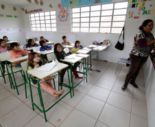 A Secretaria de Estado da Educação ampliou número de atendimento aos alunos das comunidades indígenas no Paraná. Em 2011, a rede estadual tinha 3.674 alunos matriculados e neste ano são quase 4.500 estudantes, de 35 comunidades de várias regiões do Estado. Na foto, alunos da  Escola Indígena Valdomiro P. de Lima, da Aldeia Pinhal. em Espigão Alto do Iguaçu.
