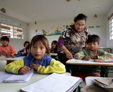 A Secretaria de Estado da Educação ampliou número de atendimento aos alunos das comunidades indígenas no Paraná. Em 2011, a rede estadual tinha 3.674 alunos matriculados e neste ano são quase 4.500 estudantes, de 35 comunidades de várias regiões do Estado. Na foto, alunos da  Escola Indígena Valdomiro P. de Lima, da Aldeia Pinhal. em Espigão Alto do Iguaçu.