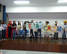 Estudantes são multiplicadores do assunto e responsáveis por trabalharem os temas nos seus colégios.