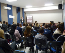 Estudantes são multiplicadores do assunto e responsáveis por trabalharem os temas nos seus colégios.