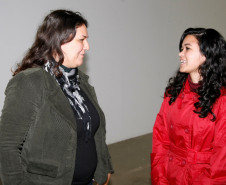 25-06-13 - CEEP Newton Freire Maia em Pinhais recebe a Mostra Estudantil Expocine Norte, na foto a Diretora do Colégio Estadual Joao Gueno e a aluna Juliana Martins de 17 anos.
