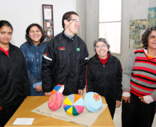 25-06-13 - CEEP Newton Freire Maia em Pinhais recebe a Mostra Estudantil Expocine Norte, alunos da APAE.