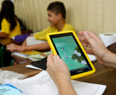 Já foram entregues 32 mil aparelhos. Eles integram as ações do programa Sala de Aula Conectada, que terá investimentos em torno de R$ 62 milhões.