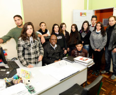 24-06-13 - Colégio Estadual João Batista Vieira em Piraquara. Alunos do grêmio com o diretor do colégio, Claudinei Mendes Bispo.