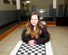 24-06-13 - Colégio Estadual João Batista Vieira em Piraquara. Na foto a aluna Brenda Silveira, de 15 anos.