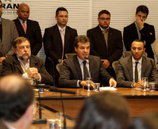 O governador Beto Richa, acompanhado do vice-governador e secretário da Educação, Flávio Arns, do secretário de Relações com a Comunidade, Ubirajara Screiber, do sub-chefe da Casa Civil, Guto Silva, e do assessor especial para Assuntos da Juventude, Edson Lau Filho, lança o Portal da Juventude. 