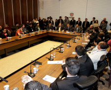 O governador Beto Richa, acompanhado do vice-governador e secretário da Educação, Flávio Arns, do secretário de Relações com a Comunidade, Ubirajara Screiber, do sub-chefe da Casa Civil, Guto Silva, e do assessor especial para Assuntos da Juventude, Edson Lau Filho, lança o Portal da Juventude. 