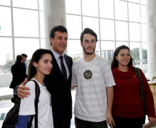 O governador Beto Richa, acompanhado do vice-governador e secretário da Educação, Flávio Arns, do secretário de Relações com a Comunidade, Ubirajara Screiber, do sub-chefe da Casa Civil, Guto Silva, e do assessor especial para Assuntos da Juventude, Edson Lau Filho, lança o Portal da Juventude. 