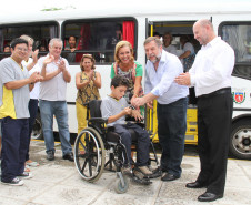 Entrega de ônibus adaptados para alunos com deficiência em Guaratuba, março deste ano.<br />
<br />
Veja mais fotos em: <a href="http://www.flickr.com/photos/flavioarns/sets/72157632939731363/with/8536870235/" target="_blank"> http://www.flickr.com/photos/flavioarns/</a>
