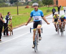 O atleta Vitor Fryder, de 13 anos, conquistou as primeiras medalhas para a cidade-sede da Fase final dos 60º Jogos Escolares do Paraná, Guarapuava, no primeiro dia de competições do ciclismo neste domingo, dia 30. 