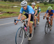 O atleta Vitor Fryder, de 13 anos, conquistou as primeiras medalhas para a cidade-sede da Fase final dos 60º Jogos Escolares do Paraná, Guarapuava, no primeiro dia de competições do ciclismo neste domingo, dia 30. 