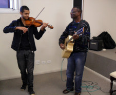 Governo assina parceria com Hospital do Câncer de Londrina, a 17ª instituição conveniada para permitir aulas a estudantes em internamento.