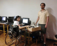 A iniciativa do professor de informática, Jair de Oliveira Júnior promoveu a inclusão da aluna Michele Aparecida Peixoto nas aulas do 3º ano do Curso Técnico em Informática, do Colégio Estadual São Vicente de Paula, em Nova Esperança. Júnior criou um dispositivo que substitui o mouse para Michele, que tem paralisia cerebral.