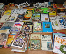 Colégio Estadual Santa Cândida, em Curitiba, doou 400 exemplares de livros de literatura arrecadados em campanha que envolveu a comunidade escolar.