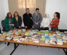 Colégio Estadual Santa Cândida, em Curitiba, doou 400 exemplares de livros de literatura arrecadados em campanha que envolveu a comunidade escolar.