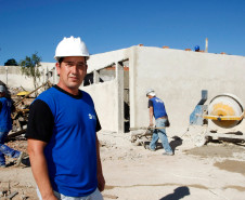 Colégio Estadual Yvone Pimentel recebe obras de reforma e ampliação. Mestre de obras Adalberto Antunes de Lima. 16-07-13.  