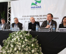 Tema foi discutido na abertura do Fórum Regional de Apoio à Formação e Qualificação Profissional, em Ponta Grossa, nesta quinta-feira (18). <br />
<br />
Veja mais fotos em: <a href=" http://www.flickr.com/photos/flavioarns/sets/72157634693340953/" target="_blank"> http://www.flickr.com/photos/flavioarns/ </a>