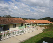 Investimento de R$ 249 mil para a construção de muro no pátio da escola. Serão beneficiados 600 alunos das redes municipal e estadual de ensino.
