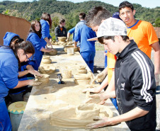 09-05-13 - Campo Magro - Colégio Estadual do Campo Nossa Senhora da Conceição, aula de cerâmica em argila.  