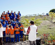 09-05-13 - Campo Magro - Colégio Estadual do Campo Nossa Senhora da Conceição, coral da escola.  