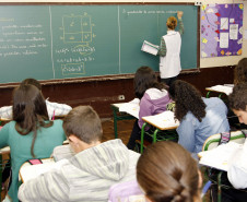 A partir deste semestre os professores das 2,2 mil escolas estaduais ganham mais tempo para preparar melhor as aulas dos 1,3 milhão de alunos.