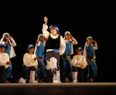 Alunos do Colégio Pedro Macedo apresentam dança árabe durante o 50.º Festival Folclórico e de Etnias do Paraná.