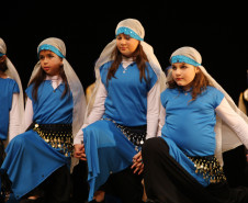 Alunos do Colégio Pedro Macedo apresentam dança árabe durante o 50.º Festival Folclórico e de Etnias do Paraná.