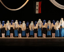 Alunos do Colégio Pedro Macedo apresentam dança árabe durante o 50.º Festival Folclórico e de Etnias do Paraná.