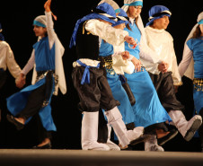 Alunos do Colégio Pedro Macedo apresentam dança árabe durante o 50.º Festival Folclórico e de Etnias do Paraná.
