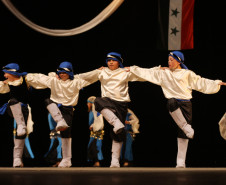 Alunos do Colégio Pedro Macedo apresentam dança árabe durante o 50.º Festival Folclórico e de Etnias do Paraná.