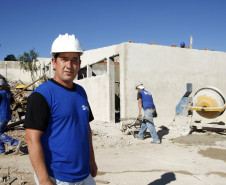 Na foto, o mestre de obras Adalberto Antunes de Lima, que tem uma filha que estudou no Colégio Estadual Yvone Pimentel. 