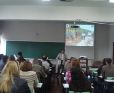 Sessenta professores da rede estadual da Educação dos Núcleos Regionais de Educação de Curitiba, Área Metropolitana Norte e Área Metropolitana Sul participaram, nessa semana, em Curitiba, do 21º Curso de Solos Para Professores promovido pela Secretaria de Estado da Educação em parceria com a Universidade Federal do Paraná e o Sociedade Brasileira de Ciência do Solo.