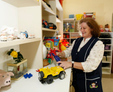 A educadora Elisete Stocco da Silva, 54 anos, está cheia de planos para avançar na carreira. Ele finalizou o curso na Vizivali em 2008 e neste ano conseguiu o diploma pela UEL. Elisete trabalha há três anos no Centro Municipal de Educação Infantil (CMEI) A Árvore dos Sapatos, em São José dos Pinhais. “Agora tenho novas perspectivas, quero fazer novos concursos, posso ser pedagoga ou ter outro padrão de professor. Posso continuar a sonhar e evoluir na carreira”, disse Elisete.