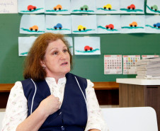 A educadora Elisete Stocco da Silva, 54 anos, está cheia de planos para avançar na carreira. Ele finalizou o curso na Vizivali em 2008 e neste ano conseguiu o diploma pela UEL. Elisete trabalha há três anos no Centro Municipal de Educação Infantil (CMEI) A Árvore dos Sapatos, em São José dos Pinhais. “Agora tenho novas perspectivas, quero fazer novos concursos, posso ser pedagoga ou ter outro padrão de professor. Posso continuar a sonhar e evoluir na carreira”, disse Elisete.