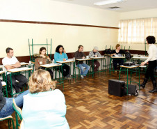 Caravana da Poesia no CEEP Newton Freire Maia em Pinhais, oficina "A voz que conta histórias" com a oficineira Rosy Greca. 13-08-13.