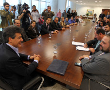O governador Beto Richa assina ordem de serviço no valor de R$ 3,7 milhões para a construção de uma escola no município de Cantagalo. Curitiba, 13/08/2013.