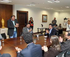 O governador Beto Richa assina ordem de serviço no valor de R$ 3,7 milhões para a construção de uma escola no município de Cantagalo. Curitiba, 13/08/2013.