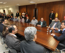O governador Beto Richa assina ordem de serviço no valor de R$ 3,7 milhões para a construção de uma escola no município de Cantagalo. Curitiba, 13/08/2013.