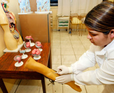 Colégio Estadual São Pedro Apóstolo com novos materiais para o curso de enfermagem, na foto a aluna Michelle Belizário Gonçalves. 12-08-13. 